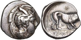 LUCANIE, VELIA, AR didrachme, 405-390 av. J.-C. D/ T. casquée d'Athéna à d., le casque orné d'un griffon. R/ YEΛHTΩN Lion marchant à d. Au-dessus, Φ. ...