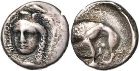LUCANIE, VELIA, AR didrachme, 350-325 av. J.-C. Groupe de Kleudoros. D/ T. casquée d'Athéna de f., légèrement tournée à g. R/ Lion à g., dévorant une ...