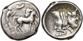 SICILE, GELA, AR tétradrachme, 440-430 av. J.-C. D/ Aurige conduisant un quadrige au pas à d., les chevaux couronnés par Niké volant à d. R/ Protome d...