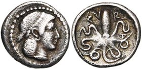 SICILE, SYRACUSE, AR litre, 485-479 av. J.-C. D/ T. d'Aréthuse à d., les cheveux retenus par un collier de perles. R/ ΣV-R-A Poulpe. Boehringer 424; S...
