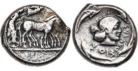 SICILE, SYRACUSE, AR tétradrachme, 480-475 av. J.-C. D/ Quadrige au pas à d., les chevaux cour. par Niké volant à d. R/ ΣVRAKOΣΙΩN T. d'Aréthuse à d.,...
