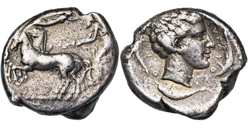 SICILE, SYRACUSE, AR tétradrachme, 474-450 av. J.-C. D/ Aurige cour. par Niké vo...