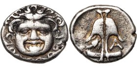 THRACE, APOLLONIA PONTICA, AR drachme, vers 350 av. J.-C. D/ T. de Gorgone de f. R/ Ancre. A g., écrevisse. A d., A. SNG BM 162; SNG Stancomb -. 2,80g...
