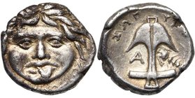 THRACE, APOLLONIA PONTICA, AR drachme, vers 350 av. J.-C. D/ T. de Gorgone de f. R/ Ancre. A g., A. A d., écrevisse. Sur le tour, ZΩΠYPO. SNG BM -; Ba...