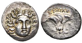 THESSALIE (?), AR drachme, vers 170 av. J.-C. Imitation des monnaies rhodiennes. D/ T. d'Hélios de f., légèrement tournée vers la d. R/ EPMIAΣ Rose av...