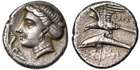 PAPHLAGONIE, SINOPE, AR drachme, 330-300 av. J.-C. D/ T. de la nymphe Sinope à g., portant boucle d'oreille et collier. A g., aplustre. R/ Aigle sur u...