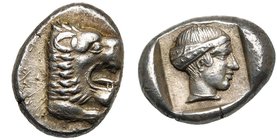 CARIE, CNIDE, AR drachme, 411-394 av. J.-C. D/ Protome de lion à d., la langue pendante. R/ T. d'Aphrodite à d., les cheveux retenus par une sphendoné...
