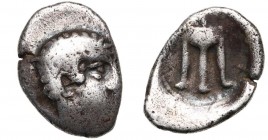 CRETE, AXOS, AR hémidrachme, vers 350 av. J.-C. D/ T. l. d'Apollon à d. R/ Trépied dans un cercle incus. Svoronos, Crète, 6, pl. II, 34. 2,65g Extrême...