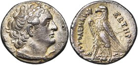 ROYAUME LAGIDE, Ptolémée II Philadelphe (285-246), AR statère, 263-255 av. J.-C., Alexandrie. D/ T. diad. de Ptolémée Ier à d., le cou dr. de l'égide....