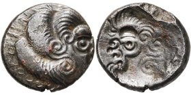 ARMORIQUE, Coriosolites, bill. statère, vers 50 av. J.-C. Type au nez en forme d'epsilon. D/ T. à d., le nez en forme d'epsilon, les cheveux disposés ...