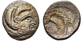ARMORIQUE, Coriosolites, bill. statère, vers 50 av. J.-C. Type au nez pointé. D/ T. à d., les cheveux disposés en trois enroulements, entourée de lign...