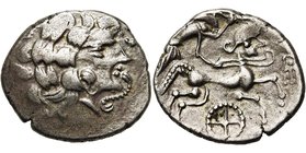 ARMORIQUE, Redones, AR statère, 1er s. av. J.-C. D/ T. l. à d., avec une abondante chevelure disposée en trois ondulations, une ligne perlée devant la...