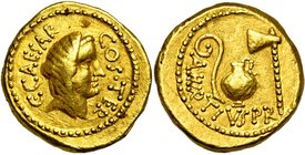 Jules César, AV aureus, 46 av. J.-C., Rome. D/ C· CAESAR COS· TER T. voilée à d. R/ A HIRTIVS· PR Lituus, cruche et hache. Cr. 466/1; Syd. 1018. 7,96g...
