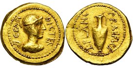 Jules César, AV aureus, 45 av. J.-C., Rome. L. Munatius Plancus, préfet de la ville. D/ B. de Victoire à d. Derrière, C· CAES. Devant, DIC· TER. R/ Cr...