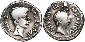 AUGUSTE (-27-14), AR denier, 17 av. J.-C., Rome. Monétaire : M. Sanquinius. D/ AVGVSTVS- DIVI F T. nue à d. R/ M· SANQVI-NIVS IIIVIR T. jeune l. de Ju...