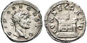 AUGUSTE divinisé, AR antoninien, 251-253, Rome. Frappé sous Trajan Dèce. D/ DIVO AVGVSTO T. r. à d. R/ CONSECRATIO Autel allumé. RIC 78. 3,56g Rare.
...