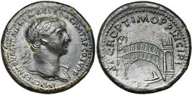 TRAJAN (98-117), AE sesterce, 104-111, Rome. D/ T. l. à d., l'épaule g. dr. R/ Pont couvert à une arche, au-dessus d'une rivière où navigue un bateau....