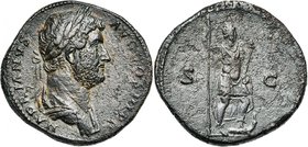 HADRIEN (117-138), AE sesterce, 134-138, Rome. D/ HADRIANVS- AVG COS III PP B. l., dr. à d. R/ S-C Hadrien deb. à d., ten. une lance et un parazonium ...
