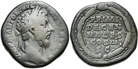 MARC AURELE Auguste (161-180), AE sesterce, 170-171, Rome. D/ IMP M ANTONINVS AVG TR P XXV T. l. à d. R/ PRIMI/ DECEN/NALES/ COS III/ SC dans une cour...