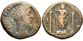 COMMODE Auguste (177-192), AE sesterce, 186, Rome. D/ M COMMODVS ANT P FELIX AVG BRIT T. l. à d. R/ PM TR P XI IMP VII/ S-C/ COS V PP Janus ten. un sc...