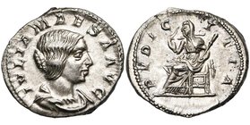 JULIA MAESA (†225), grand-mère d'Elagabal, AR denier, 218-222, Rome. D/ IVLIA MAESA AVG B. dr. à d. R/ PVDICITIA Pudicitia assise à g., levant son voi...