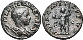 PHILIPPE II César (244-246), AE as, 244-246, Rome. D/ M IVL PHILIPPVS CAES B. dr. à d. R/ PRINCIPI IVVENT/ S-C Le prince deb. à g., ten. un globe et u...