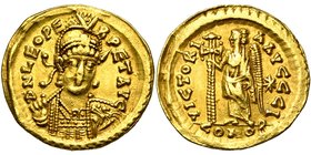 LEON Ier (457-474), AV solidus, 457-473, Constantinople. Off. I. D/ DN LEO PE-RPET AVG B. casqué, cuir. de trois quarts de f., ten. une lance et un bo...