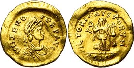 ZENON (474-491), AV tremissis, 476-491, Constantinople. D/ DN ZENO- PERP AVG B. diad., dr., cuir. à d. R/ VICTORIA AVSTORVM/ CONOB Victoire avançant à...