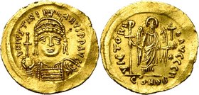 Justinien Ier (527-565), AV solidus, 542-565, Constantinople. Off. H. D/ B. casqué, cuir. de f., ten. un gl. cr. et un bouclier. R/ VICTORI-A AVCCCH/ ...