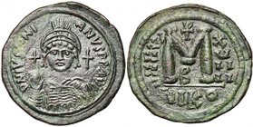 Justinien Ier (527-565), AE follis, an 19, 545-546, Nicomédie. Off. B. D/ B. casqué, cuir. de f., ten. un gl. cr. et un bouclier. A d., une croix. R/ ...