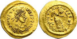 Justin II (565-578), AV semissis, Constantinople. D/ B. diad., dr. et cuir. à d. R/ VICTORIA AVCCC/ CONOB Victoire assise à d., inscrivant un bouclier...