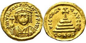 Tibère II Constantin (578-582), AV solidus, 579-582, Constantinople. Off. . D/ B. cour., cuir. de f., ten. un gl. cr. et un bouclier. R/ VICTORI-A AV...