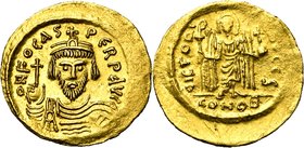 Phocas (602-610), AV solidus, 603-607, Constantinople. Off. S. D/ B. dr., cuir, cour. de f. R/ VICTORI-A AVCCS/ CONOB Ange deb. de f., ten. une longue...