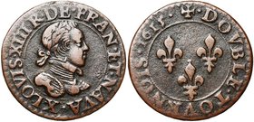 FRANCE, Royaume, Louis XIII (1610-1643), Cu double tournois, 1615X, Amiens. 1er type. D/ B. enfantin à d., l. et cuir., au col plat. R/ Trois lis dans...