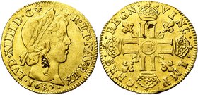 FRANCE, Royaume, Louis XIV (1643-1715), AV louis d'or à la mèche longue, 1652B, Rouen. D/ T. enfantine laurée à d. R/ Croix formée de huit L couronnés...