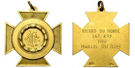 BELGIQUE, médaille en or attribuée en 1910 à Marcel du Bois pour le record du monde d'haltérophilie (147 kg). 30 mm. 13,61 g. Titre 0,750. Avec anneau...