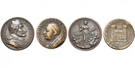 ITALIE, ETATS PONTIFICAUX, lot de 2 médailles: 1465, Paul II - Construction du Palazzo Venezia à Rome (AE, 32 mm, Beau à Très Beau); 1683 (an 7), G. H...
