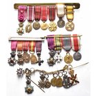 BELGIQUE, lot de 4 groupes de miniatures sur épingles avec rubans (3) ou chaînette sans ruban (1) relatives à la Guerre 1914-1918. 24 décorations au t...