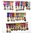 BELGIQUE, lot de 4 groupes de miniatures sur épingles avec rubans relatives à la Guerre 1940-1945. 27 décorations au total, dont plusieurs peu courant...