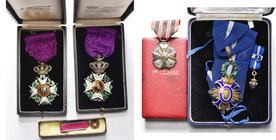 lot de 4 décorations, dont: Belgique, chevalier et officier de l'Ordre de Léopold; Espagne, commandeur du Mérite civil (écrin Cejalvo, avec sa miniatu...
