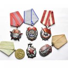 RUSSIE, lot de 6 décorations et insignes soviétiques (probablement des reproductions): Ordre de la Révolution d’octobre, médaille pour la défense de L...