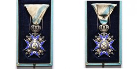 SERBIE, Ordre de Saint-Sava, croix de chevalier (5e classe), avec ruban triangulaire usé. 3e type, au manteau vert, 1921-1941. Ecrin Huguenin à Le Loc...