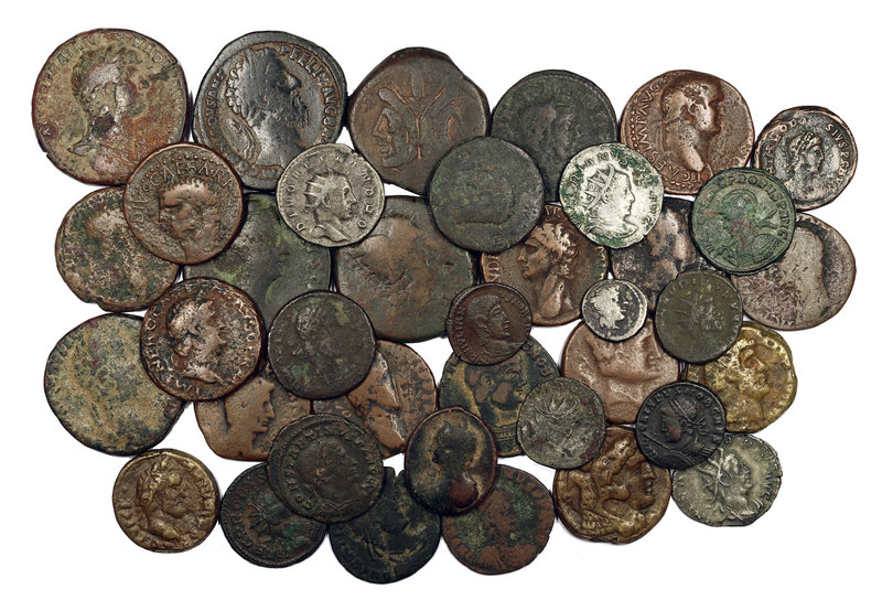 Lote de 38 monedas romanas, una en plata, incluye alguna reproducción. A examina...