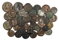 Lote de 38 monedas romanas, una en plata, incluye alguna reproducción. A examinar. RC/MBC.