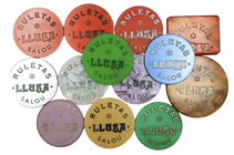 Lote de 13 fichas de ruleta, casi todas del establecimiento Llusa, de Salou. A examinar. EBC.