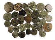 Lote de 34 monedas españolas en vellón y cobre de diferentes épocas. A examinar. MC/BC+.