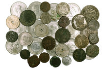 Lote de 39 monedas españolas en diversos metales, incluye alguna falsa de época. A examinar. MC/MBC+.