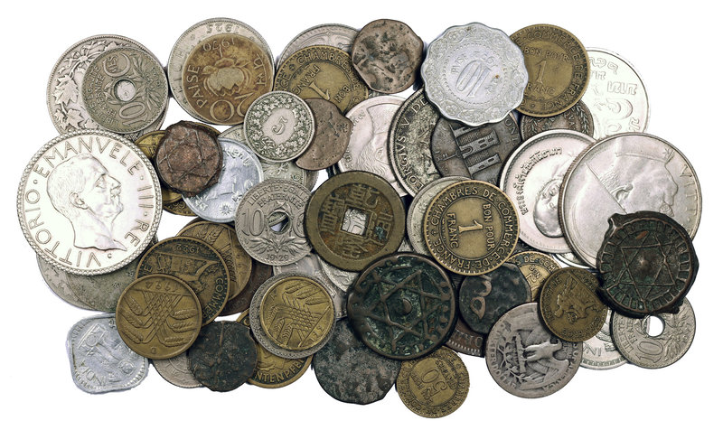 Lote de 60 monedas extranjeras en diversos metales, incluye dos reproducciones e...