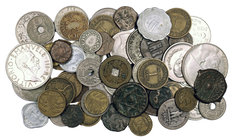 Lote de 60 monedas extranjeras en diversos metales, incluye dos reproducciones en plata. A examinar. MC/MBC+.
