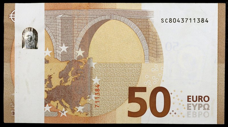 2017. 50 euros. La banda vertical que contiene los hologramas en anverso ha prod...